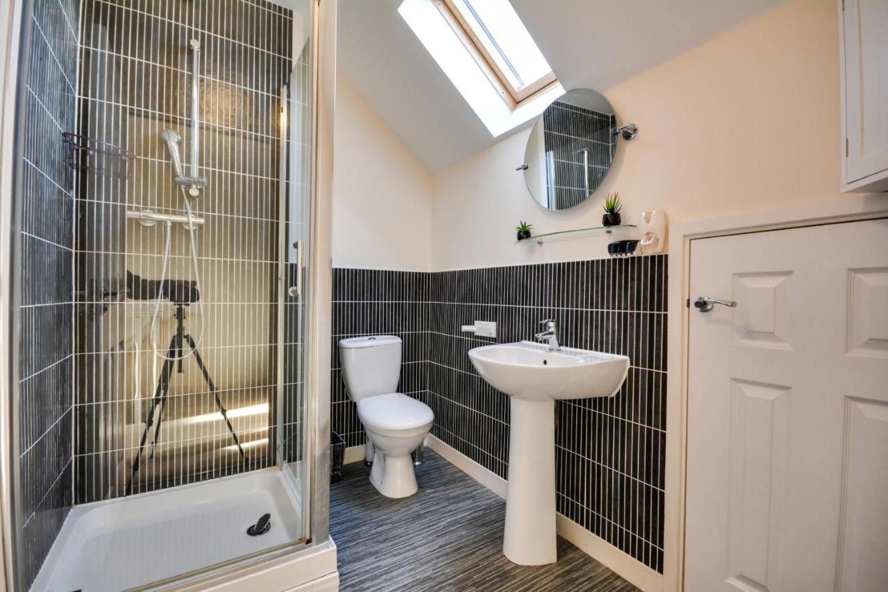 Three Bedroom House In Runcorn By The Lake With Parking By Neofinixdotcom Экстерьер фото