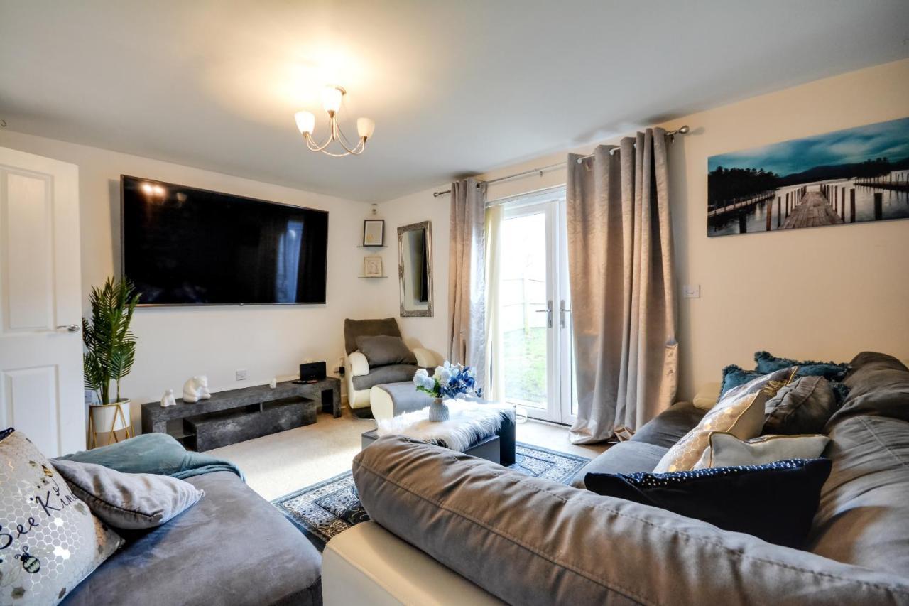 Three Bedroom House In Runcorn By The Lake With Parking By Neofinixdotcom Экстерьер фото