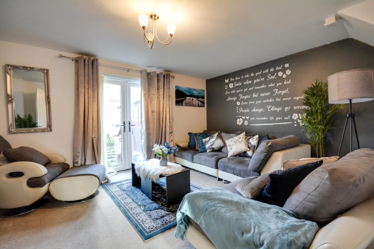 Three Bedroom House In Runcorn By The Lake With Parking By Neofinixdotcom Экстерьер фото